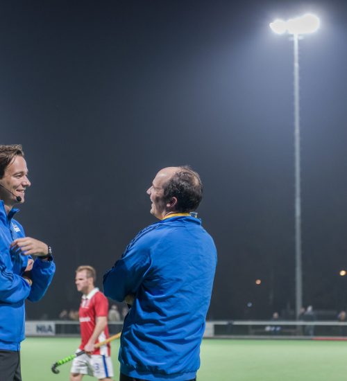 THC Hurley, scheidsrechters hebben een nabespreking. LED op Hurl